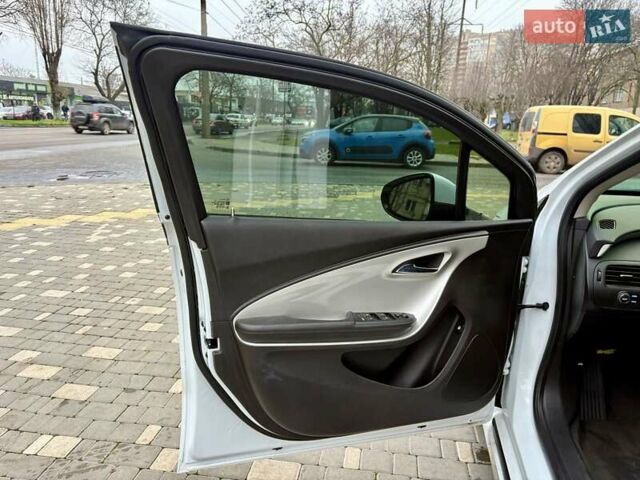 Белый Шевроле Вольт, объемом двигателя 1.4 л и пробегом 85 тыс. км за 9999 $, фото 33 на Automoto.ua