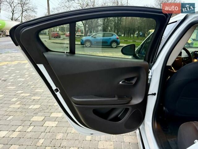 Белый Шевроле Вольт, объемом двигателя 1.4 л и пробегом 85 тыс. км за 9999 $, фото 64 на Automoto.ua