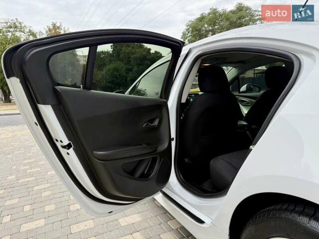 Белый Шевроле Вольт, объемом двигателя 1.4 л и пробегом 85 тыс. км за 9999 $, фото 52 на Automoto.ua