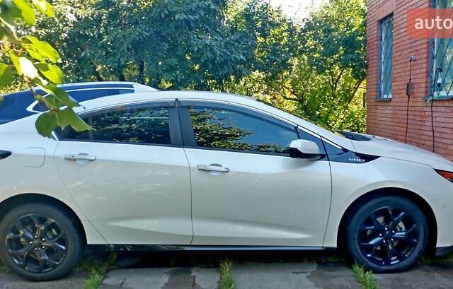 Белый Шевроле Вольт, объемом двигателя 1.49 л и пробегом 141 тыс. км за 16000 $, фото 2 на Automoto.ua