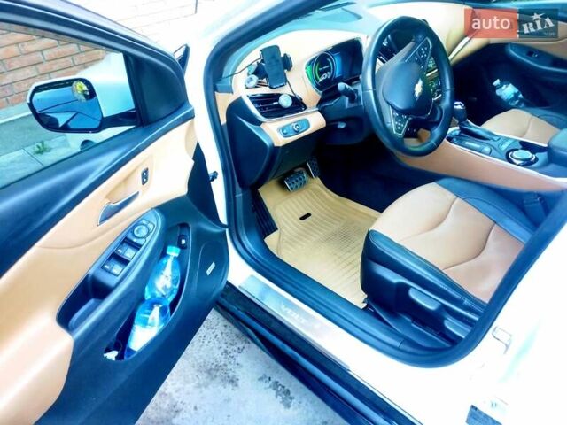 Белый Шевроле Вольт, объемом двигателя 1.49 л и пробегом 141 тыс. км за 16000 $, фото 6 на Automoto.ua