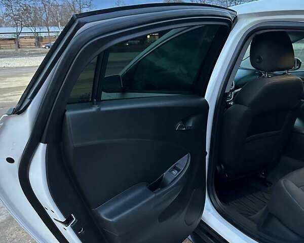 Білий Шевроле Вольт, об'ємом двигуна 1.49 л та пробігом 123 тис. км за 18400 $, фото 14 на Automoto.ua