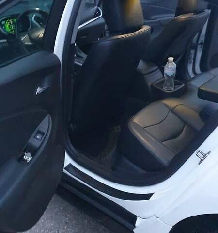 Белый Шевроле Вольт, объемом двигателя 1.5 л и пробегом 93 тыс. км за 15300 $, фото 4 на Automoto.ua