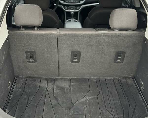 Белый Шевроле Вольт, объемом двигателя 1.5 л и пробегом 144 тыс. км за 14999 $, фото 12 на Automoto.ua