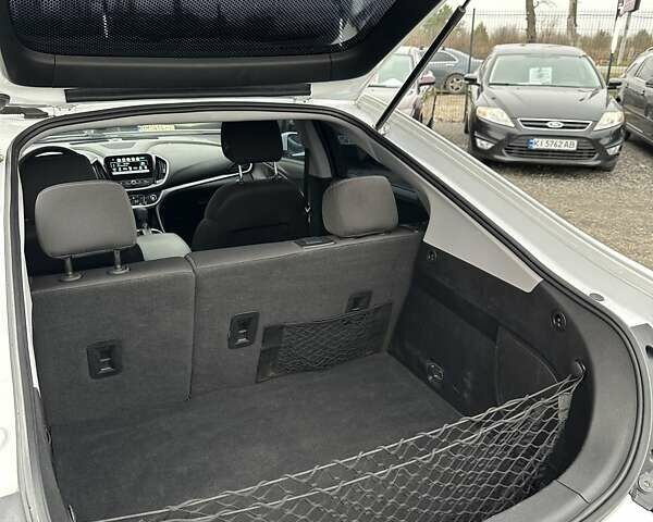 Белый Шевроле Вольт, объемом двигателя 1.49 л и пробегом 95 тыс. км за 18400 $, фото 14 на Automoto.ua