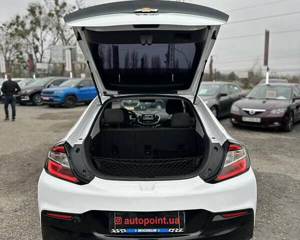 Белый Шевроле Вольт, объемом двигателя 1.49 л и пробегом 95 тыс. км за 18400 $, фото 13 на Automoto.ua