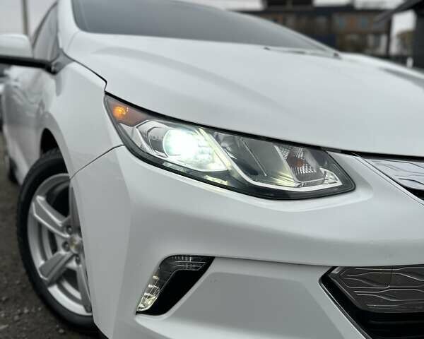 Белый Шевроле Вольт, объемом двигателя 1.49 л и пробегом 95 тыс. км за 18400 $, фото 1 на Automoto.ua