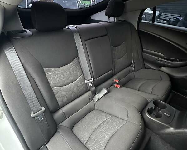 Белый Шевроле Вольт, объемом двигателя 1.49 л и пробегом 95 тыс. км за 18400 $, фото 20 на Automoto.ua