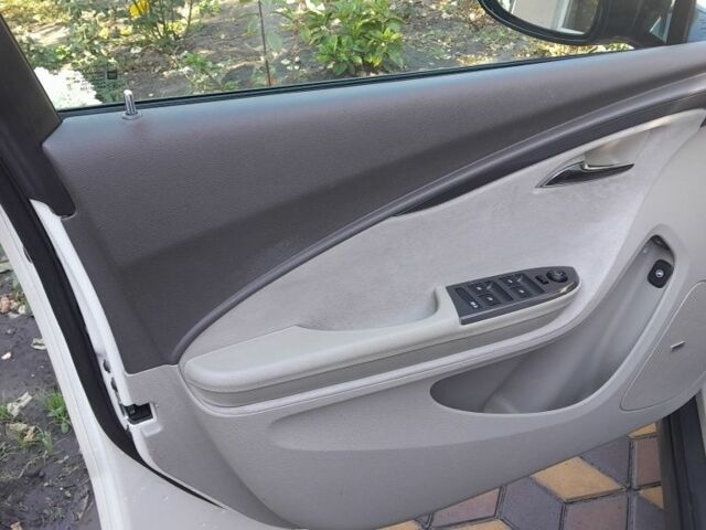 Белый Шевроле Вольт, объемом двигателя 1.4 л и пробегом 184 тыс. км за 10000 $, фото 4 на Automoto.ua