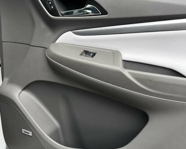 Белый Шевроле Bolt EUV, объемом двигателя 0 л и пробегом 11 тыс. км за 23500 $, фото 31 на Automoto.ua