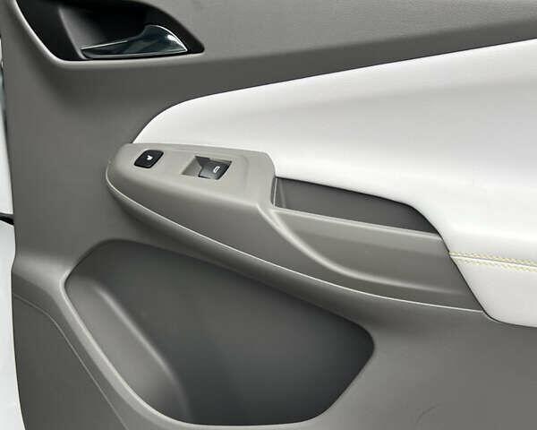 Белый Шевроле Bolt EUV, объемом двигателя 0 л и пробегом 11 тыс. км за 23500 $, фото 28 на Automoto.ua