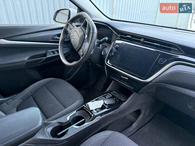 Белый Шевроле Bolt EUV, объемом двигателя 0 л и пробегом 63 тыс. км за 19300 $, фото 2 на Automoto.ua