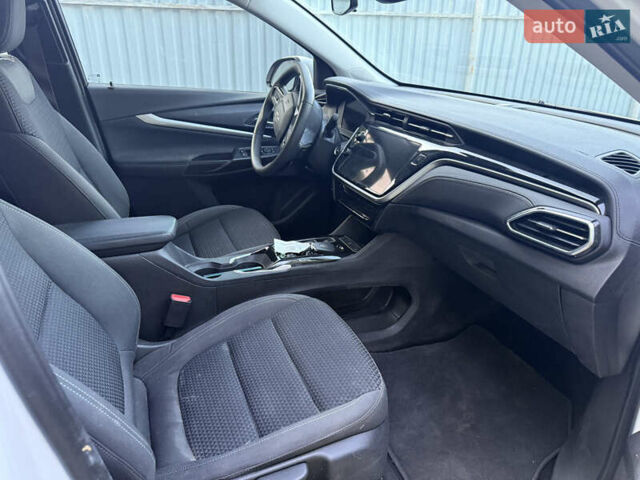 Белый Шевроле Bolt EUV, объемом двигателя 0 л и пробегом 63 тыс. км за 19300 $, фото 4 на Automoto.ua