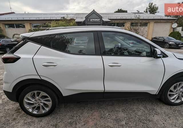 Белый Шевроле Bolt EUV, объемом двигателя 0 л и пробегом 45 тыс. км за 23000 $, фото 3 на Automoto.ua