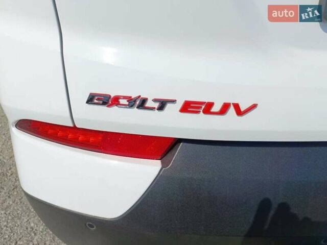 Белый Шевроле Bolt EUV, объемом двигателя 0 л и пробегом 11 тыс. км за 24900 $, фото 3 на Automoto.ua
