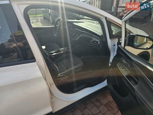 Белый Шевроле Bolt EUV, объемом двигателя 0 л и пробегом 86 тыс. км за 15950 $, фото 14 на Automoto.ua