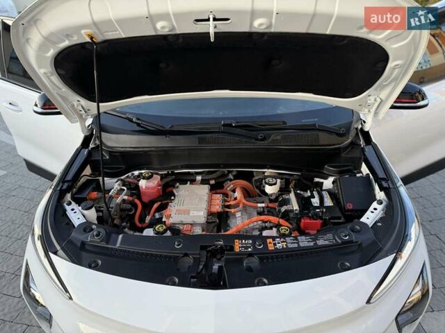 Белый Шевроле Bolt EUV, объемом двигателя 0 л и пробегом 16 тыс. км за 20550 $, фото 115 на Automoto.ua