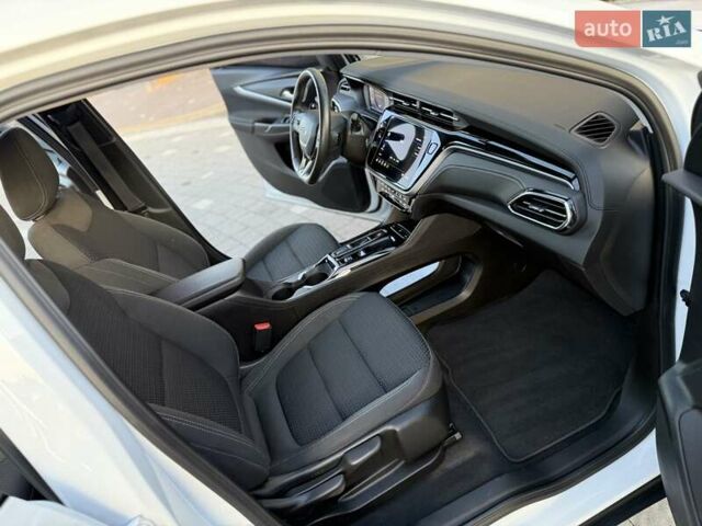 Белый Шевроле Bolt EUV, объемом двигателя 0 л и пробегом 16 тыс. км за 20550 $, фото 91 на Automoto.ua