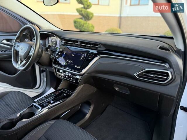 Белый Шевроле Bolt EUV, объемом двигателя 0 л и пробегом 16 тыс. км за 20550 $, фото 92 на Automoto.ua