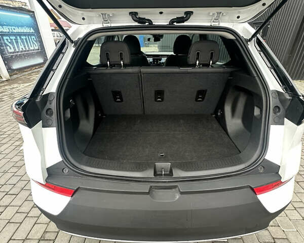 Белый Шевроле Bolt EUV, объемом двигателя 0 л и пробегом 121 тыс. км за 17300 $, фото 24 на Automoto.ua