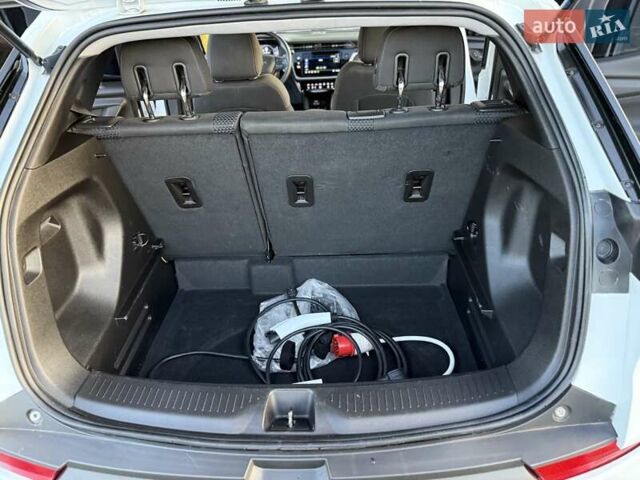 Белый Шевроле Bolt EUV, объемом двигателя 0 л и пробегом 16 тыс. км за 20550 $, фото 112 на Automoto.ua