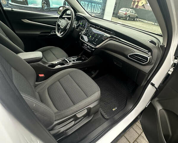 Белый Шевроле Bolt EUV, объемом двигателя 0 л и пробегом 121 тыс. км за 17300 $, фото 26 на Automoto.ua