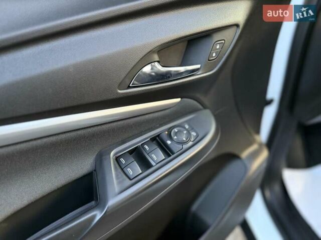 Белый Шевроле Bolt EUV, объемом двигателя 0 л и пробегом 16 тыс. км за 20550 $, фото 85 на Automoto.ua