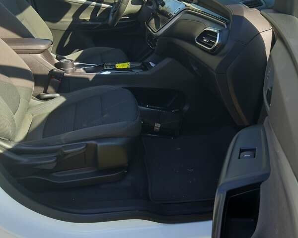 Белый Шевроле Bolt EUV, объемом двигателя 0 л и пробегом 75 тыс. км за 18500 $, фото 2 на Automoto.ua