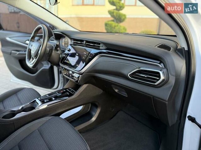 Белый Шевроле Bolt EUV, объемом двигателя 0 л и пробегом 16 тыс. км за 20550 $, фото 90 на Automoto.ua