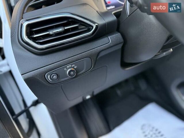 Белый Шевроле Bolt EUV, объемом двигателя 0 л и пробегом 16 тыс. км за 20550 $, фото 71 на Automoto.ua