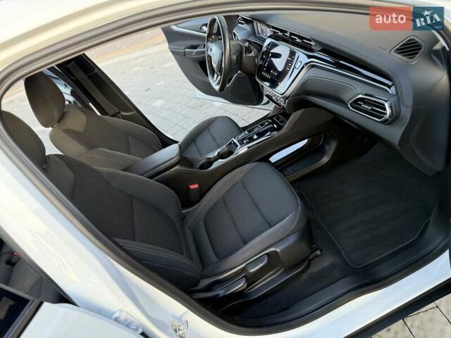 Белый Шевроле Bolt EUV, объемом двигателя 0 л и пробегом 16 тыс. км за 20550 $, фото 100 на Automoto.ua