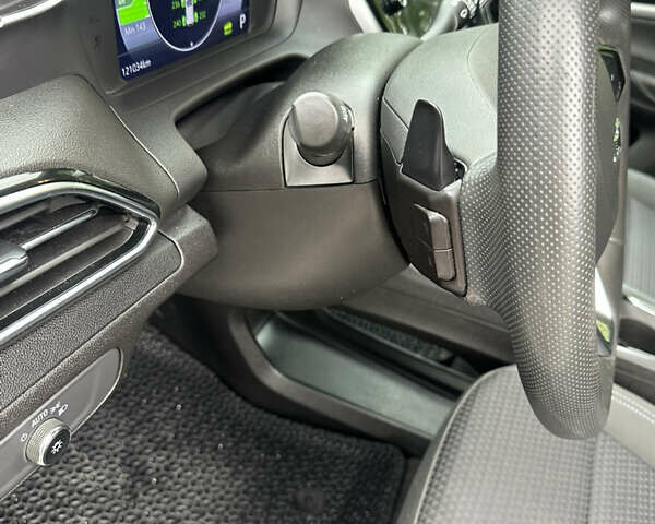 Белый Шевроле Bolt EUV, объемом двигателя 0 л и пробегом 121 тыс. км за 17300 $, фото 21 на Automoto.ua