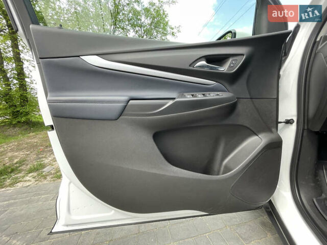 Белый Шевроле Bolt EUV, объемом двигателя 0 л и пробегом 46 тыс. км за 18299 $, фото 18 на Automoto.ua