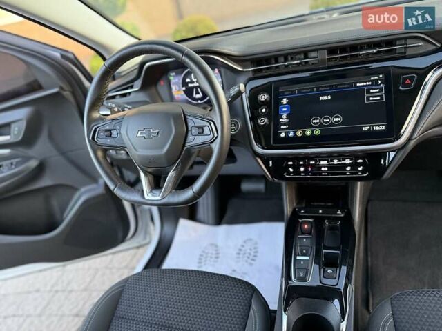 Белый Шевроле Bolt EUV, объемом двигателя 0 л и пробегом 16 тыс. км за 20550 $, фото 94 на Automoto.ua