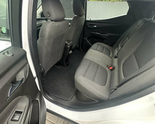 Белый Шевроле Bolt EUV, объемом двигателя 0 л и пробегом 121 тыс. км за 17300 $, фото 28 на Automoto.ua