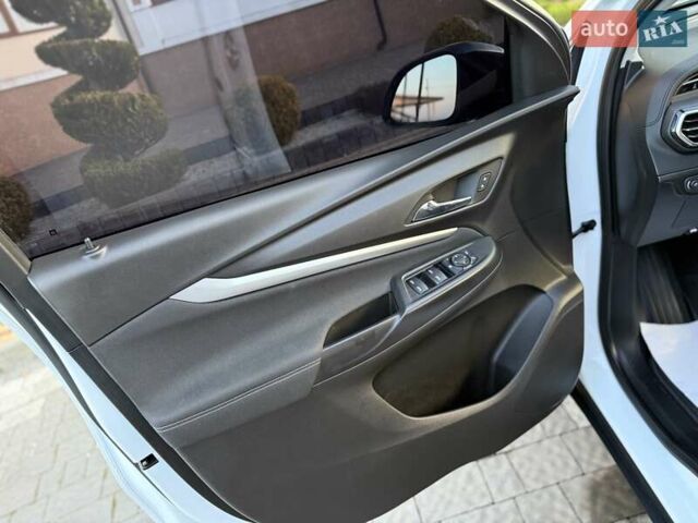 Белый Шевроле Bolt EUV, объемом двигателя 0 л и пробегом 16 тыс. км за 20550 $, фото 84 на Automoto.ua