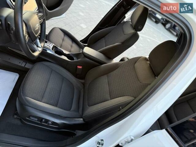 Белый Шевроле Bolt EUV, объемом двигателя 0 л и пробегом 16 тыс. км за 20550 $, фото 79 на Automoto.ua