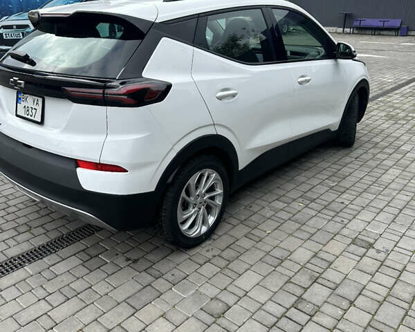 Белый Шевроле Bolt EUV, объемом двигателя 0 л и пробегом 121 тыс. км за 17300 $, фото 10 на Automoto.ua