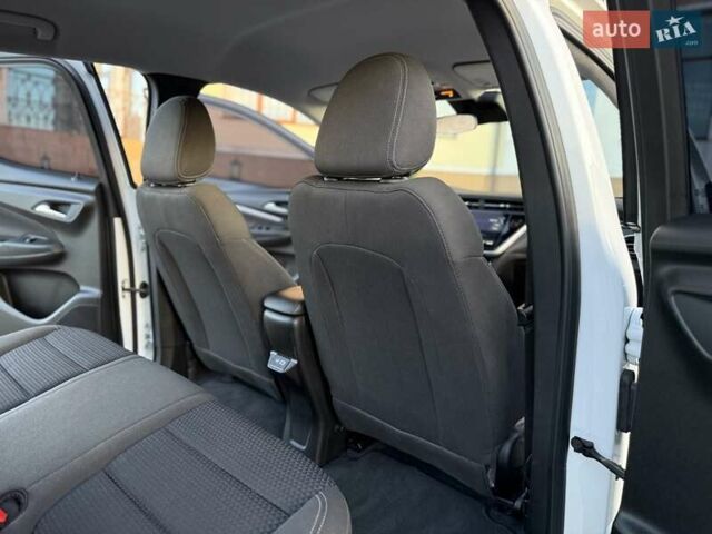 Белый Шевроле Bolt EUV, объемом двигателя 0 л и пробегом 16 тыс. км за 20550 $, фото 105 на Automoto.ua