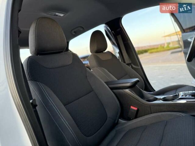 Белый Шевроле Bolt EUV, объемом двигателя 0 л и пробегом 16 тыс. км за 20550 $, фото 101 на Automoto.ua