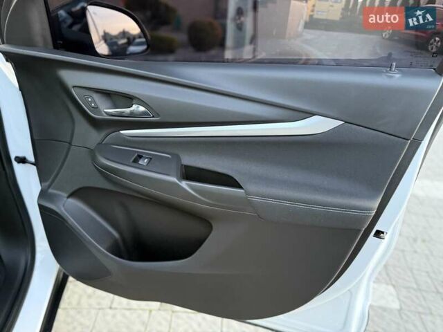 Белый Шевроле Bolt EUV, объемом двигателя 0 л и пробегом 16 тыс. км за 20550 $, фото 103 на Automoto.ua