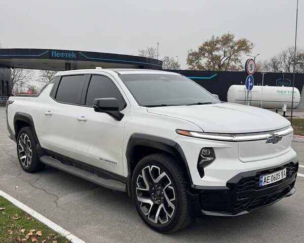 Белый Шевроле Silverado EV, объемом двигателя 0 л и пробегом 9 тыс. км за 107000 $, фото 4 на Automoto.ua