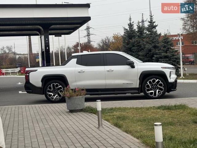 Білий Шевроле Silverado EV, об'ємом двигуна 0 л та пробігом 9 тис. км за 110000 $, фото 6 на Automoto.ua