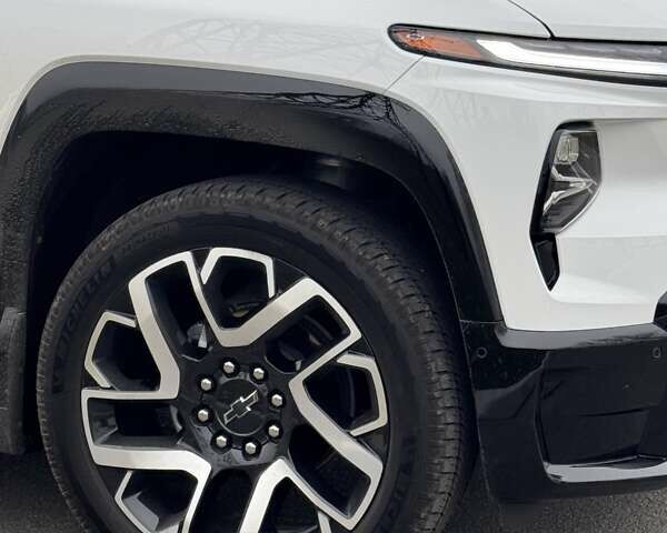 Білий Шевроле Silverado EV, об'ємом двигуна 0 л та пробігом 9 тис. км за 110000 $, фото 14 на Automoto.ua