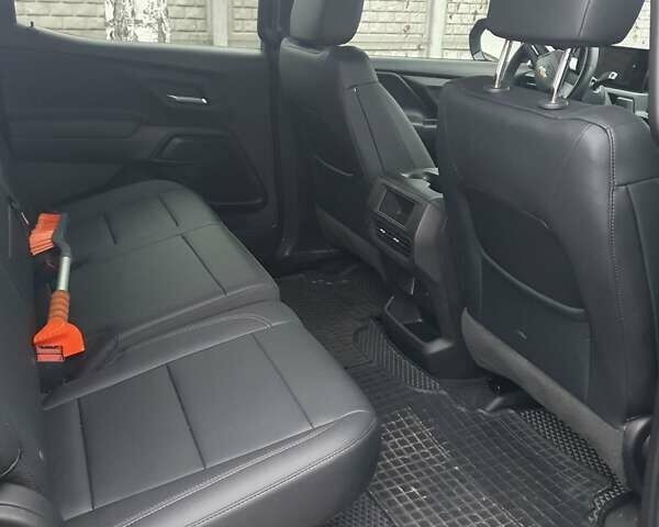 Черный Шевроле Silverado EV, объемом двигателя 0 л и пробегом 11 тыс. км за 68000 $, фото 8 на Automoto.ua