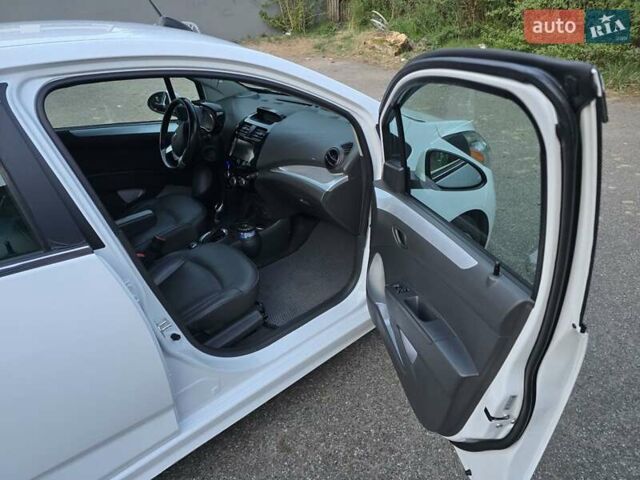Белый Шевроле Spark EV, объемом двигателя 0 л и пробегом 82 тыс. км за 6500 $, фото 5 на Automoto.ua