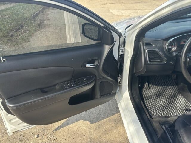 Белый Крайслер 200, объемом двигателя 2.4 л и пробегом 310 тыс. км за 5900 $, фото 8 на Automoto.ua