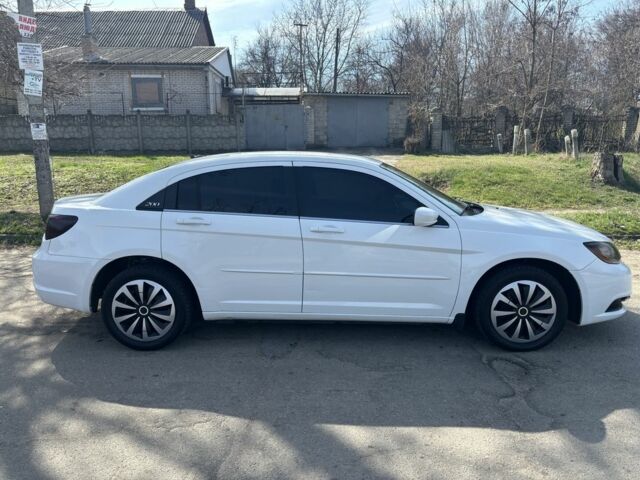 Белый Крайслер 200, объемом двигателя 2.4 л и пробегом 310 тыс. км за 5900 $, фото 5 на Automoto.ua