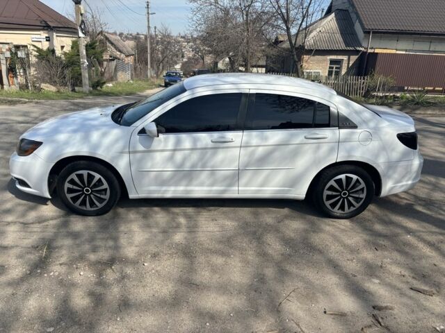 Белый Крайслер 200, объемом двигателя 2.4 л и пробегом 310 тыс. км за 5900 $, фото 4 на Automoto.ua