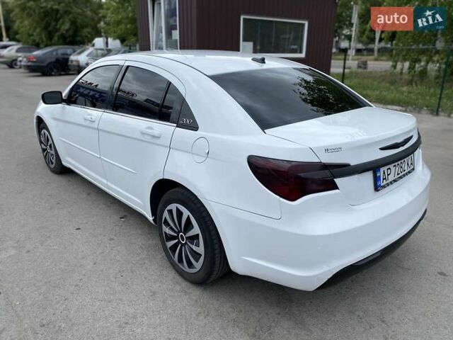 Білий Крайслер 200, об'ємом двигуна 2.36 л та пробігом 350 тис. км за 5600 $, фото 8 на Automoto.ua